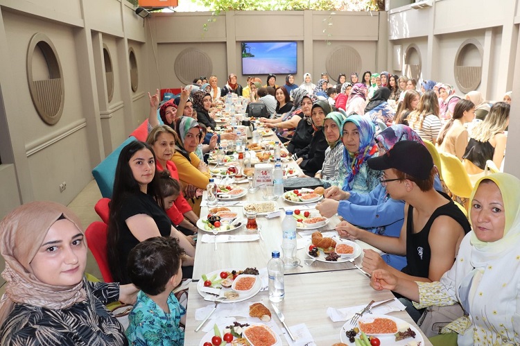 MHP’Lİ KADINLAR GÖVDE GÖSTERİSİ YAPTI