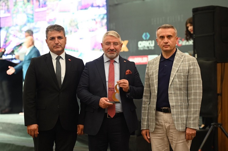 AŞGIN YILIN BELEDİYE BAŞKANI SEÇİLDİ