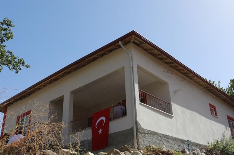 ŞEHİT BABASININ EVİNİ YENİDEN YAPTILAR