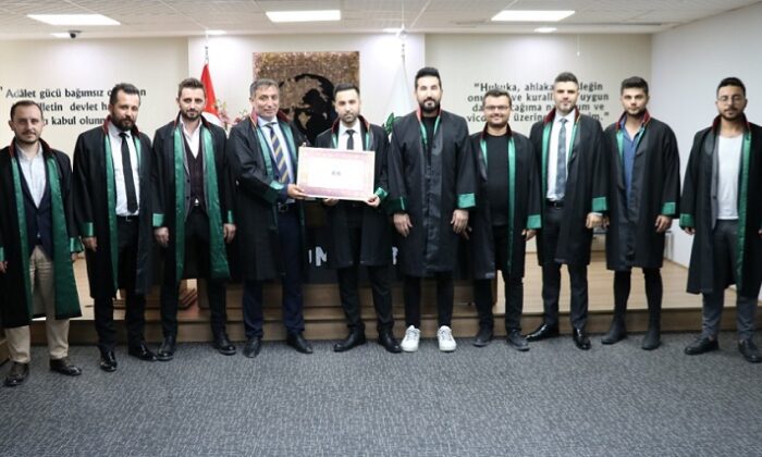 GENÇ AVUKAT CÜBBESİNİ GİYDİ