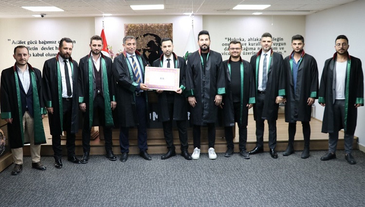 GENÇ AVUKAT CÜBBESİNİ GİYDİ
