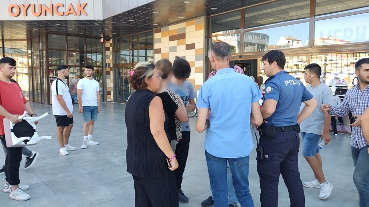 KÜÇÜK ÇOCUK DOLANDIRICI KURBANI OLDU