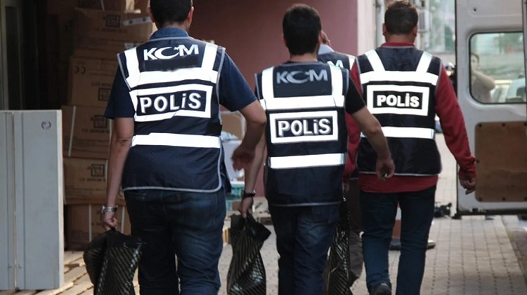YAKALANAN ÜRÜNLERİ GÖREN POLİSLER ŞAŞIRDI