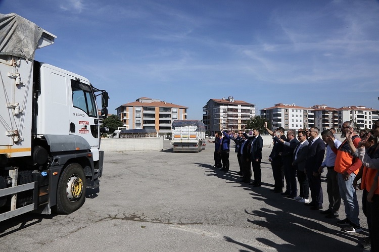 PAKİSTAN’A YARDIM TIRLARI YOLA ÇIKTI