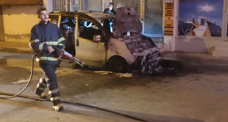 PARK HALİNDEKİ ARAÇ YANMAYA BAŞLADI