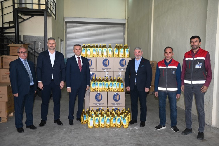 YAĞLAR İHTİYAÇ SAHİPLERİNE DAĞITILIYOR