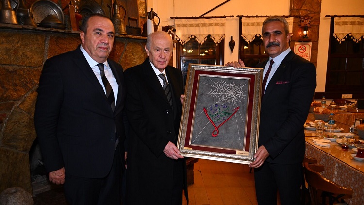 BAHÇELİ ÇORUM’DA MOLA VERDİ