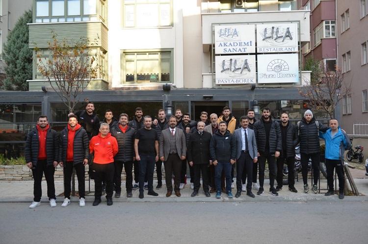 NAMAĞLUP VOLEYBOLCULARA BAKLAVA İKRAMI