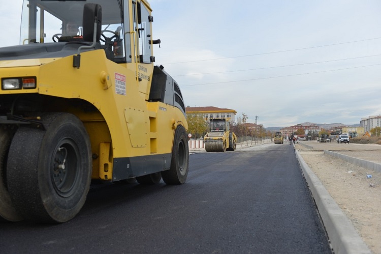BELEDİYE AKPINAR CADDESİ’Nİ ASFALTLIYOR