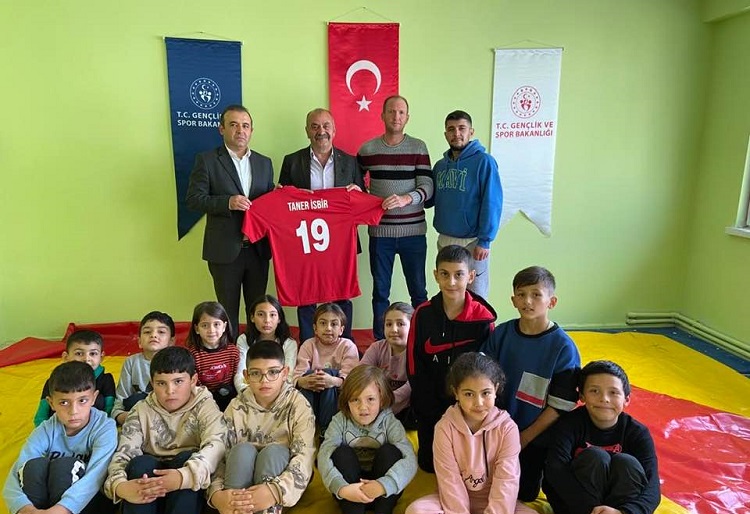 BAŞKAN İSBİR’E MİNİKLERDEN TEŞEKKÜR