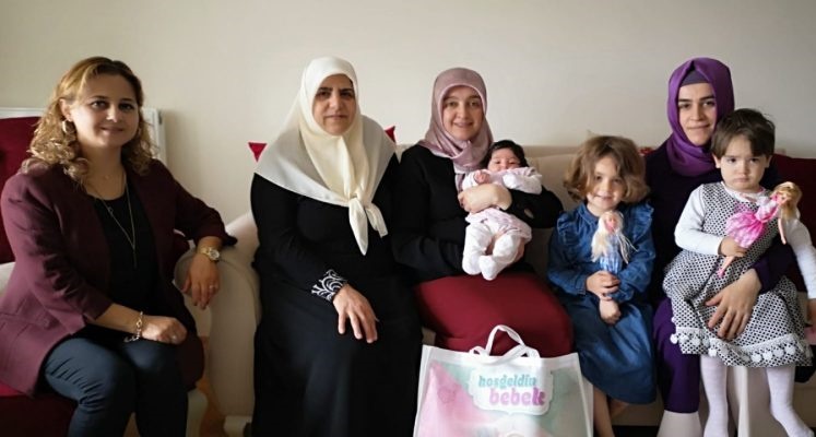 BEBEKLERİN İLK HEDİYELERİ BELEDİYE’DEN