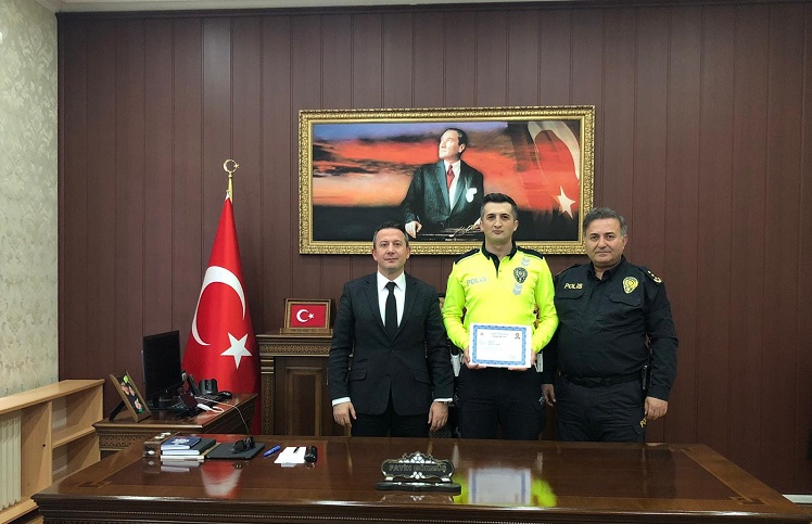 KAHRAMAN POLİSE ÖDÜL VERİLDİ