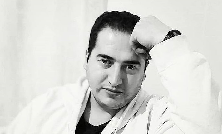 EVİNDE ÖLÜ BULUNDU
