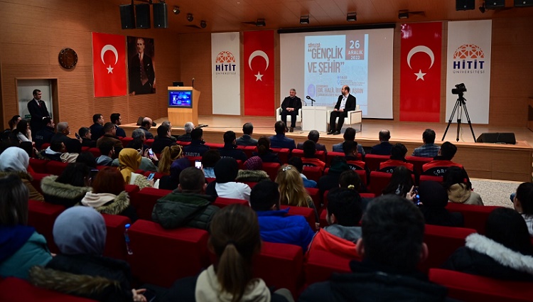 AŞKIN ÜNİVERSİTELİ GENÇLERLE BULUŞTU