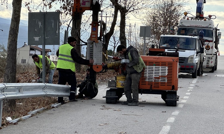 YOL KENARLARINA BARİYERLER YAPILDI