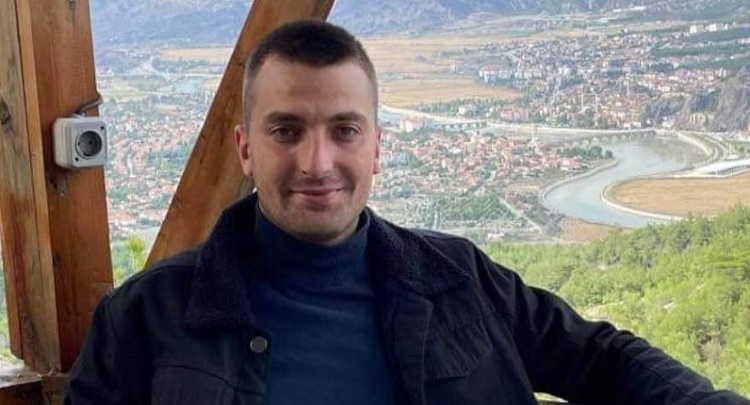 GENÇ MEMUR SEVENLERİNİ ÜZDÜ