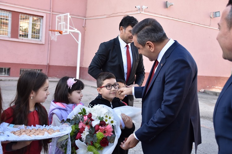 DERE’DEN ÖĞRENCİLERE BÜYÜK HEDİYE