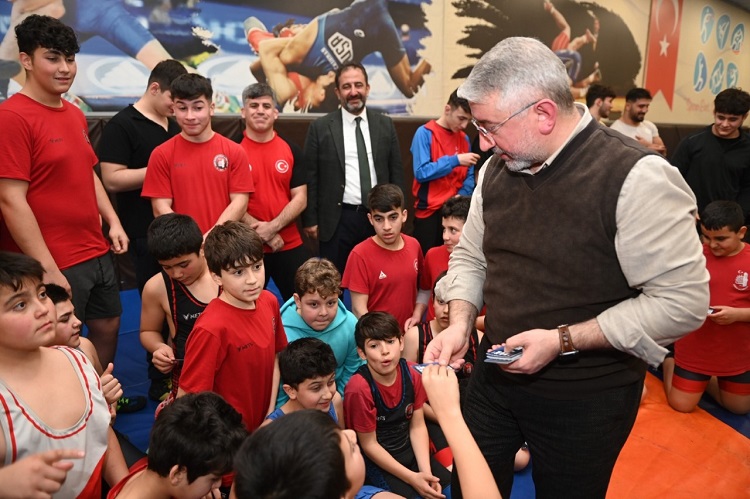 AŞGIN’DAN GÜREŞ VE KARATE TAKIMINA ZİYARET