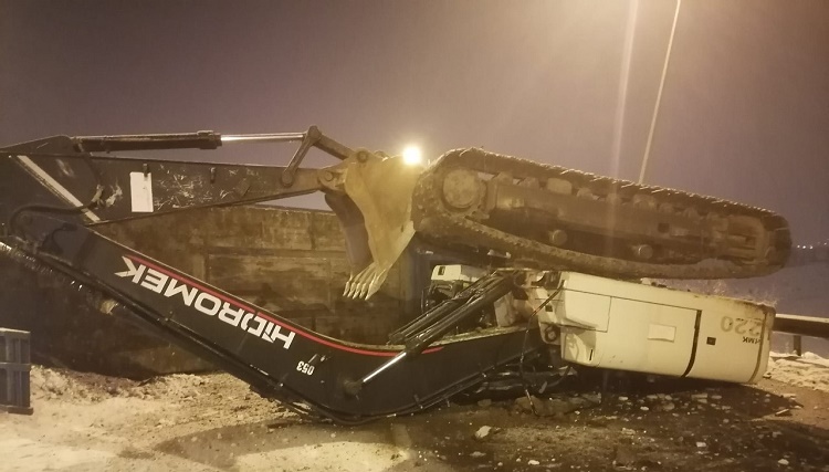 EKSKAVATÖR YÜKLÜ TIR KAZA YAPTI