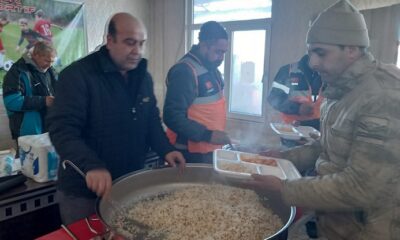 ULUKAVAK DERNEĞİ SICAK YEMEK DAĞITIYOR