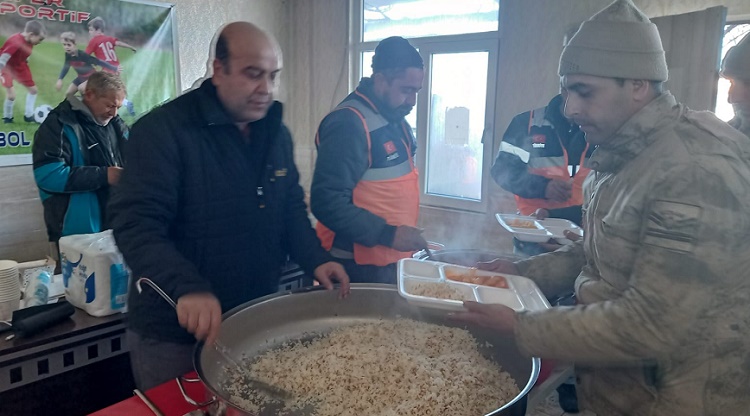 ULUKAVAK DERNEĞİ SICAK YEMEK DAĞITIYOR