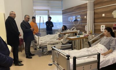 TEDAVİ GÖREN DEPREMZEDELERİ ZİYARET ETTİ
