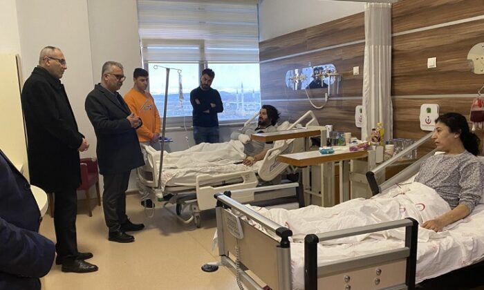 TEDAVİ GÖREN DEPREMZEDELERİ ZİYARET ETTİ