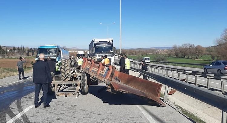 TANKER TRAKTÖRE ARKADAN ÇARPTI