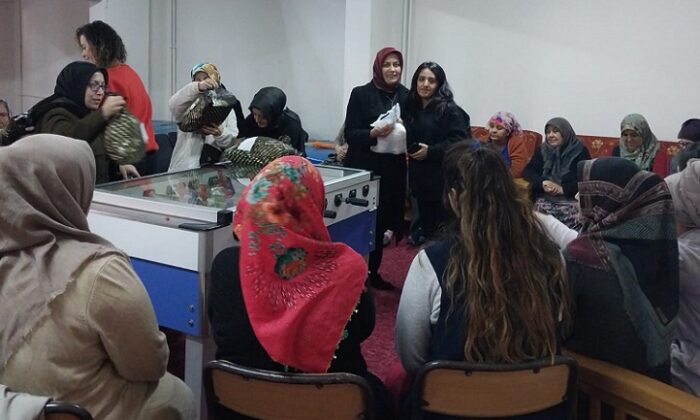 KADIN MECLİSİNDEN EL İŞİ HEDİYESİ