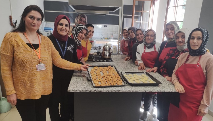 KADIN KURSİYERLER ONLARI UNUTMADI