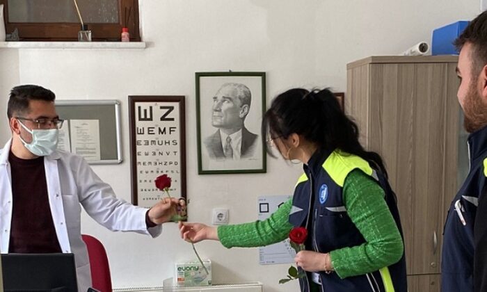 ÇİÇEKLERLE TIP BAYRAMINI KUTLADILAR