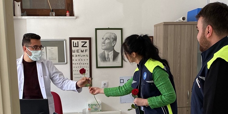 ÇİÇEKLERLE TIP BAYRAMINI KUTLADILAR