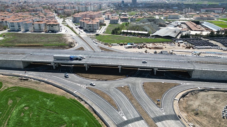 YENİ KAVŞAK TRAFİĞE AÇILDI