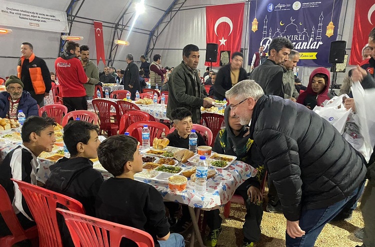 HER GÜN BİN KİŞİ AYNI SOFRADA BULUŞUYOR