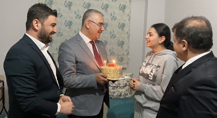 GENÇLERE DOĞUM GÜNÜ SÜRPRİZİ YAPTI