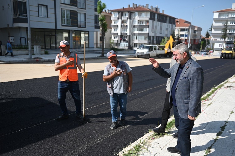 HÖYÜK CADDESİ ASFALTLA BULUŞTU