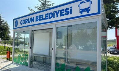 BELEDİYE ATÖLYESİNDE KENDİ YAPIYOR