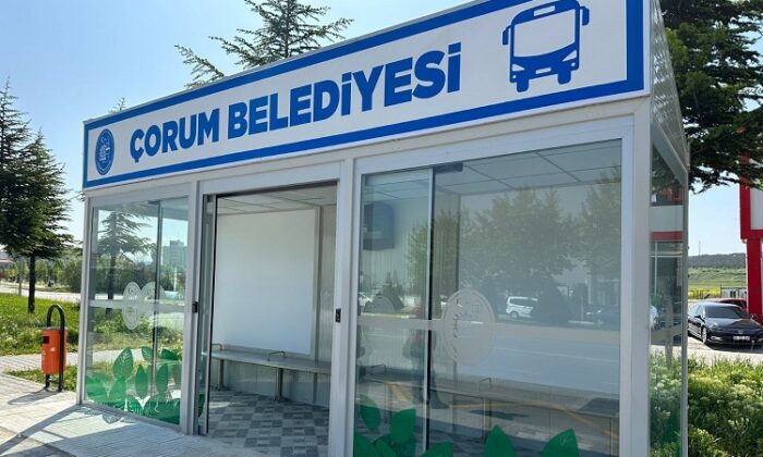 BELEDİYE ATÖLYESİNDE KENDİ YAPIYOR
