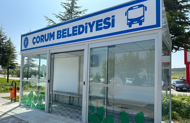 BELEDİYE ATÖLYESİNDE KENDİ YAPIYOR