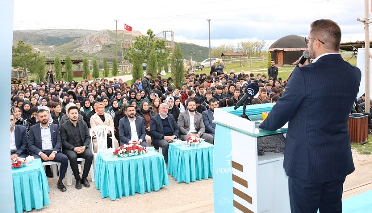 TÜGVA BAŞKANI GENÇLİK BULUŞMASINDA