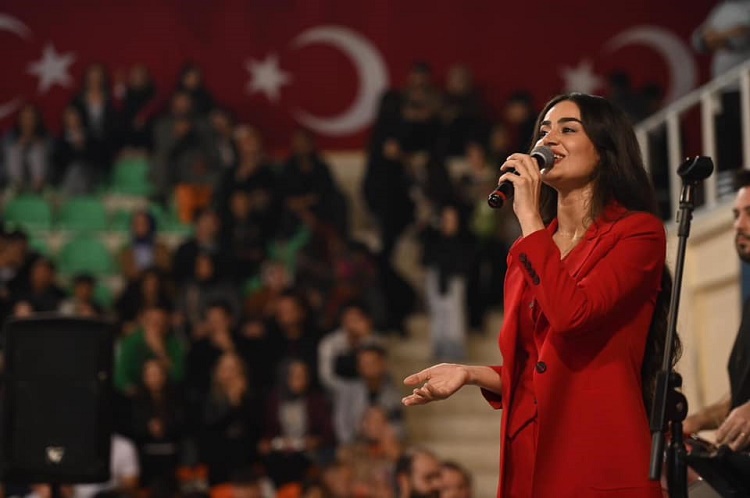 ELİF BUSE DOĞAN RÜZGARI ESTİ