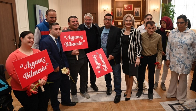 ÖZEL ÖĞRENCİLERDEN AŞGIN’A SÜRPRİZ