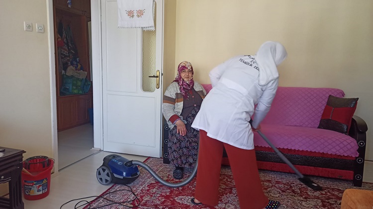EV TEMİZLİĞİ İLE GÖNÜLLERE DOKUNDULAR
