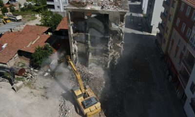 YOL ORTASINDA KALAN BİNA YIKILDI