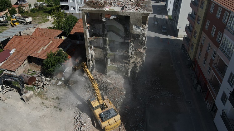 YOL ORTASINDA KALAN BİNA YIKILDI