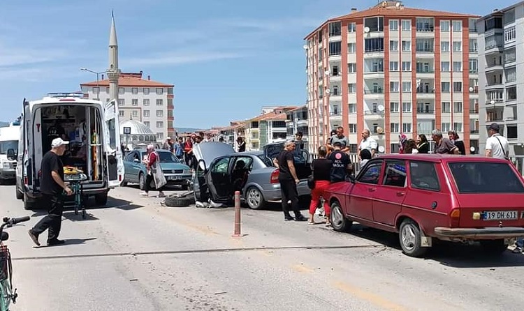 ZİNCİRLEME KAZADA 6 KİŞİ YARALANDI