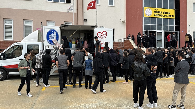 BELEDİYE’DEN ÖĞRENCİLERE LİMONATA İKRAMI