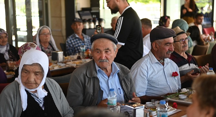 GÜNGÖRMÜŞLERLE KAHVALTI YAPTI