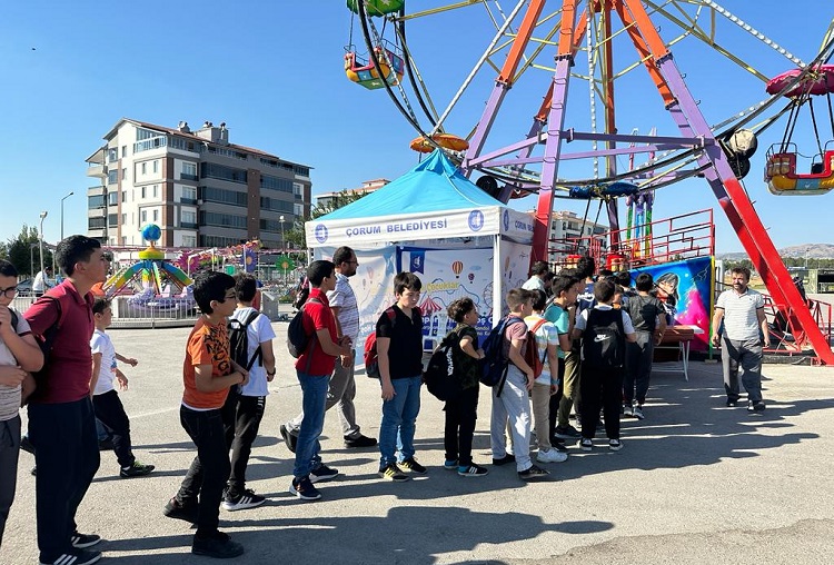 ÖĞRENCİLER LUNAPARKTA EĞLENDİ