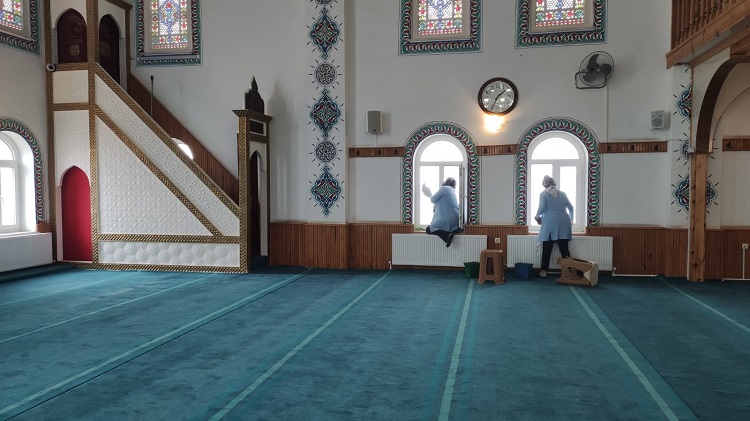 BELEDİYE İBADETHANELERİ TEMİZLİYOR